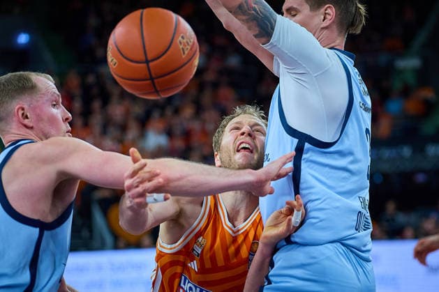 Seth Hinrichs (EWE Baskets Oldenburg, 21), Christian Sengfelder (ratiopharm ulm, 43), Tomislav Zubcic (EWE Baskets Oldenburg, 33) GER, ratiopharm ulm vs. EWE Baskets Oldenburg, Basketball, 19. Spieltag, EasyCredit BBL, Spielzeit 2025 2026, 18.02.2026 GER, ratiopharm ulm vs. EWE Baskets Oldenburg, Basketball, 19. Spieltag, EasyCredit BBL, Spielzeit 2025 2026, 18.02.2026 Neu-Ulm Copyright: xEibner-Pressefoto GeraldxOelze-dexStoppanyx EP_ODS