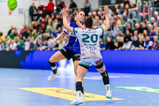 v.l. Andrea Jacobsen (HSG Blomberg-Lippe, 04), Louisa De Bellis (FRISCH AUF Goeppingen, 20) GER, HSG Blomberg-Lippe vs. FRISCH AUF Goeppingen, Handball, 1. Bundesliga Frauen, 18. Spieltag, 18.02.2026 GER, HSG Blomberg-Lippe vs. FRISCH AUF Goeppingen, Handball, 1. Bundesliga Frauen, 18. Spieltag, 18.02.2026 Blomberg Copyright: xEibner-Pressefoto JanxRollingerx EP_JSK