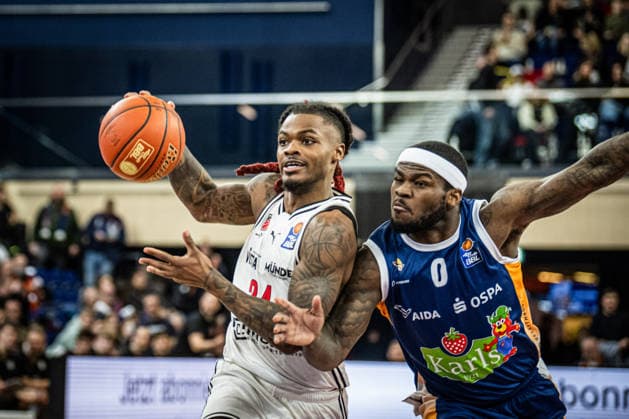 Rostock, Deutschland 18. Februar 2026: 1.BBL - 2025 2026 - Rostock Seawolves vs. Bamberg Baskets Im Bild: v. li. im Zweikampf Cobe Williams (Bamberg Baskets) und TJ Crockett Jr. (Rostock Seawolves) Copyright: xFotostandx xVoelkerx