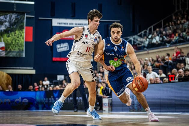 Rostock, Deutschland 18. Februar 2026: 1.BBL - 2025 2026 - Rostock Seawolves vs. Bamberg Baskets Im Bild: v. li. im Zweikampf Richard Balint (Bamberg Baskets) und Elias Baggette (Rostock Seawolves) Copyright: xFotostandx xVoelkerx
