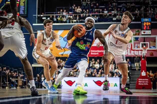 Rostock, Deutschland 18. Februar 2026: 1.BBL - 2025 2026 - Rostock Seawolves vs. Bamberg Baskets Im Bild: v. li. im Zweikampf TJ Crockett Jr. (Rostock Seawolves) und Zachary Ensminger (Bamberg Baskets) Copyright: xFotostandx xVoelkerx