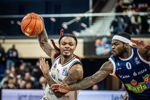 Rostock, Deutschland 18. Februar 2026: 1.BBL - 2025 2026 - Rostock Seawolves vs. Bamberg Baskets Im Bild: v. li. im Zweikampf Cobe Williams (Bamberg Baskets) und TJ Crockett Jr. (Rostock Seawolves) Copyright: xFotostandx xVoelkerx