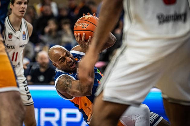 Rostock, Deutschland 18. Februar 2026: 1.BBL - 2025 2026 - Rostock Seawolves vs. Bamberg Baskets Im Bild: DeAndre Lansdowne (Rostock Seawolves) mit Ball, Copyright: xFotostandx xVoelkerx