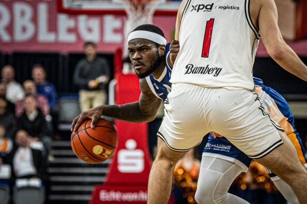 Rostock, Deutschland 18. Februar 2026: 1.BBL - 2025 2026 - Rostock Seawolves vs. Bamberg Baskets Im Bild: v. li. im Zweikampf TJ Crockett Jr. (Rostock Seawolves) und Zachary Ensminger (Bamberg Baskets) Copyright: xFotostandx xVoelkerx