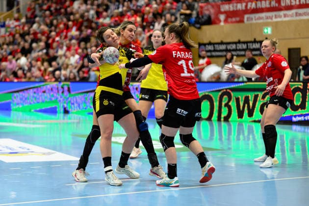 Alina Grijseels (Borussia Dortmund, 04) ohne durchkommen bei Anika Niederwieser (Thueringer HC, 14) und Luca Farago (Thueringer HC, 19). GER, Thueringer HC gegen Borussia Dortmund , Handball, Alsco Handball Bundesliga Frauen, 18. Spieltag, Saison 2025 2026, 18.02.2026 GER, Thueringer HC gegen Borussia Dortmund , Handball, Alsco Handball Bundesliga Frauen, 18. Spieltag, Saison 2025 2026, 18.02.2026 Bad Langensalza Copyright: xEibner-Pressefoto MartinxHerbstx EP_MHT
