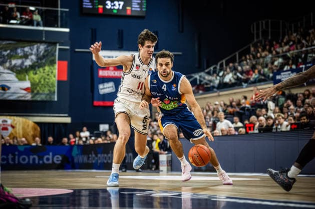 Rostock, Deutschland 18. Februar 2026: 1.BBL - 2025 2026 - Rostock Seawolves vs. Bamberg Baskets Im Bild: v. li. im Zweikampf Richard Balint (Bamberg Baskets) und Elias Baggette (Rostock Seawolves) Copyright: xFotostandx xVoelkerx