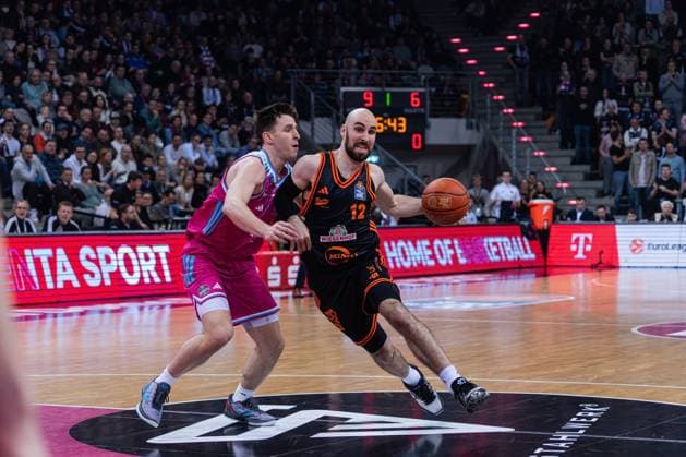 Szene mit Grayson Murphy (7; Telekom Baskets Bonn) und Tommy Kuhse (12; Rasta Vechta) in Aktion im Spiel zwischen Telekom Baskets Bonn und RASTA Vechta am 21. Spieltag der EasyCredit BBL in Bonn. Grayson Murphy (7; Telekom Baskets Bonn) und Tommy Kuhse (12; Rasta Vechta) in Aktion