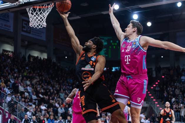 Spielaktion mit Lloyd Pandi (41; Rasta Vechta) in Korbnähe gegen Verteidiger von Telekom Baskets Bonn im Spiel zwischen Telekom Baskets Bonn und RASTA Vechta am 21. Spieltag der EasyCredit BBL in Bonn. Lloyd Pandi (41; Rasta Vechta) mit Wurf in Korbnähe