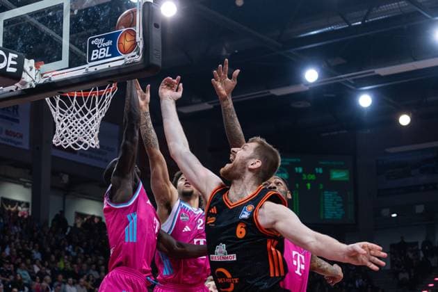 Spielaktion mit Alijah Comithier (2; Telekom Baskets Bonn), Michael Kessens (6; Telekom Baskets Bonn), Jeff Garrett Jr. (4, Telekom Baskets Bonn) und Luc van Slooten (6; Rasta Vechta) am Korb im Spiel zwischen Telekom Baskets Bonn und RASTA Vechta am 21. Spieltag der EasyCredit BBL in Bonn. Spielaktion mit Alijah Comithier (2; Telekom Baskets Bonn) und Luc van Slooten (6; Rasta Vechta)