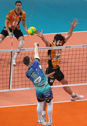 Kamil Semeniuk im Angriff, Jake Hanes Zweikampf Spielszene Aktion Volleyball CEV Champions League Herren Saison 2025 2026 18.02.2026 BR Volleys Berlin BRV vs. Sir Sicoma Monini Perugia