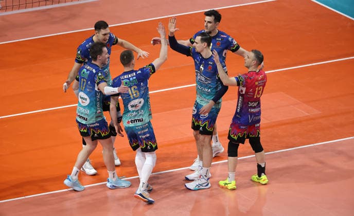 Mannschaft Perugia jubelt nach 0:1 Satzgewinn Freude Emotion Jubel Volleyball CEV Champions League Herren Saison 2025 2026 18.02.2026 BR Volleys Berlin BRV vs. Sir Sicoma Monini Perugia