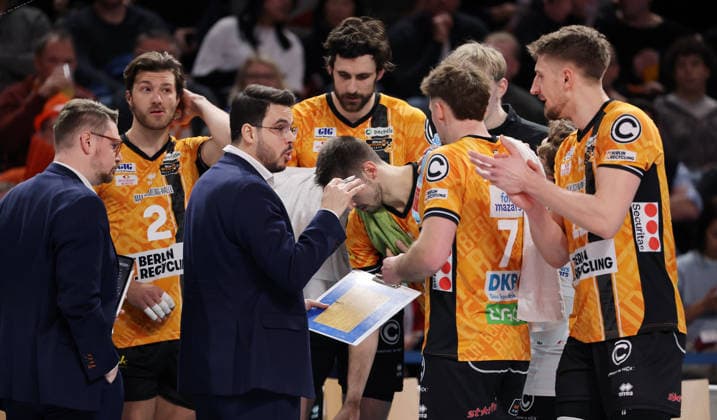 Trainer Alexandre Leal redet mit der Mannschaft Volleyball CEV Champions League Herren Saison 2025 2026 18.02.2026 BR Volleys Berlin BRV vs. Sir Sicoma Monini Perugia