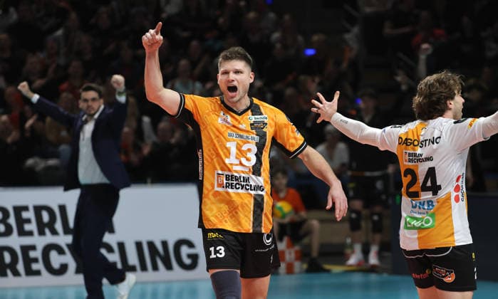 Trainer Alexandre Leal, Ruben Schott, Kyle Dagostino jubelt nach spektakulärem Punktgewinn Freude Emotion Jubel Volleyball CEV Champions League Herren Saison 2025 2026 18.02.2026 BR Volleys Berlin BRV vs. Sir Sicoma Monini Perugia