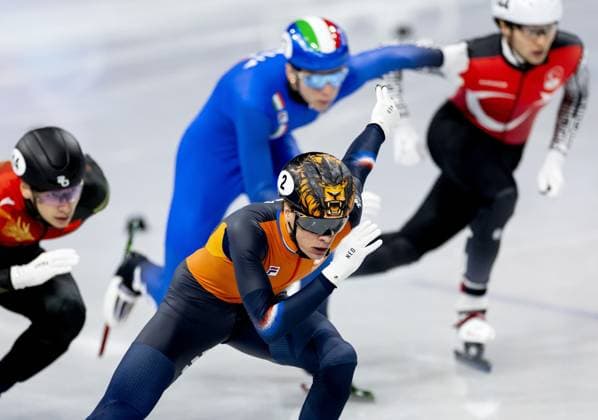 MILAN - Jens van t Wout during the 500-meter short track Speed skating, Eisschnelllauf quarterfinals at the Milan Ice Skating Area at the Milan Winter Olympics. ROBIN VAN LONKHUIJSEN ANP xVIxANPxSportx xxANPxIVx 551115531 originalFilename: 551115531.jpg
