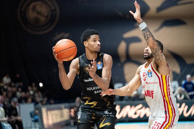 Grant Sherfield (Nr. 25 Basketball Loewen Braunschweig) gegen David Muenkat (Nr. 55 Wuerzburg Baskets) GER, Basketball Loewen Braunschweig gegen Wuerzburg Baskets, Basketball, easyCredit BBL, Spieltag 21, Spielzeit 2025 26, 18.02.2026 GER, Basketball Loewen Braunschweig gegen Wuerzburg Baskets, Basketball, easyCredit BBL, Spieltag 21, Spielzeit 2025 26, 18.02.2026 Braunschweig Copyright: xEibner-Pressefoto DanielxREINELTx EP_DRT