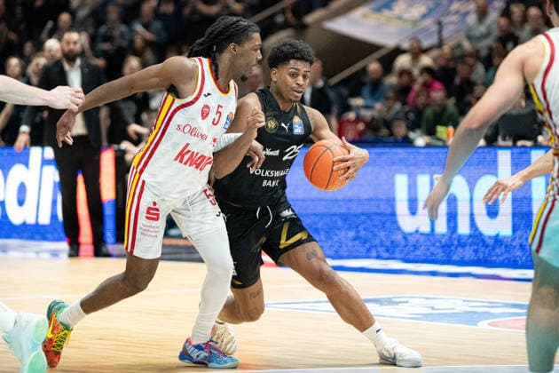 Grant Sherfield (Nr. 25 Basketball Loewen Braunschweig) gegen Marcus Carr (Nr. 5 Wuerzburg Baskets) GER, Basketball Loewen Braunschweig gegen Wuerzburg Baskets, Basketball, easyCredit BBL, Spieltag 21, Spielzeit 2025 26, 18.02.2026 GER, Basketball Loewen Braunschweig gegen Wuerzburg Baskets, Basketball, easyCredit BBL, Spieltag 21, Spielzeit 2025 26, 18.02.2026 Braunschweig Copyright: xEibner-Pressefoto DanielxREINELTx EP_DRT