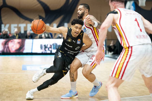 Adrian Worthy (Nr. 0 Basketball Loewen Braunschweig) gegen David Muenkat (Nr. 55 Wuerzburg Baskets) GER, Basketball Loewen Braunschweig gegen Wuerzburg Baskets, Basketball, easyCredit BBL, Spieltag 21, Spielzeit 2025 26, 18.02.2026 GER, Basketball Loewen Braunschweig gegen Wuerzburg Baskets, Basketball, easyCredit BBL, Spieltag 21, Spielzeit 2025 26, 18.02.2026 Braunschweig Copyright: xEibner-Pressefoto DanielxREINELTx EP_DRT