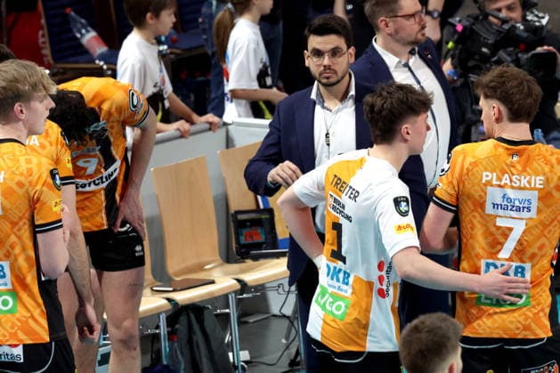 DEU, Champions-League, BR Volleys vs. Sicoma Monini Perugia, 18.02.2026, Max-Schmeling-Halle, Berlin, DEU, Champions-League, BR Volleys vs. Sicoma Monini Perugia, im Bild Trainer Alexandre Leal (BR Volleys), BR Volleys-Spielerkreis, Maximilian Treiter (BR Volleys 1), Simon Plaskie (BR Volleys 7)