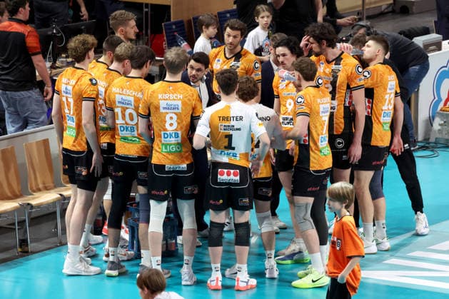DEU, Champions-League, BR Volleys vs. Sicoma Monini Perugia, 18.02.2026, Max-Schmeling-Halle, Berlin, DEU, Champions-League, BR Volleys vs. Sicoma Monini Perugia, im Bild Trainer Alexandre Leal (BR Volleys), BR Volleys-Spielerkreis, Maximilian Treiter (BR Volleys 1), Simon Plaskie (BR Volleys 7)