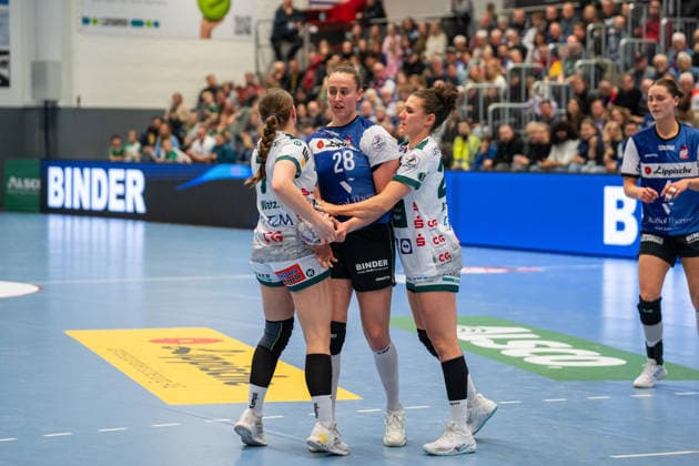 HSG Blomberg-Lippe (GER) vs. Frisch Auf Goeppingen (GER), Handball, 1. Handball Bundesliga Frauen, 18. Spieltag, 18.2.2026, Saision 2025 2026, Blomberg Malin Sandberg (HSG Blomberg-Lippe, 28) wird von Lea Watzl (Frisch Auf Goeppingen, 07) und Louisa De Bellis (Frisch Auf Goeppingen, 20) aufgehalten Blomberg Sporthalle an der Ulmenallee Deutschland