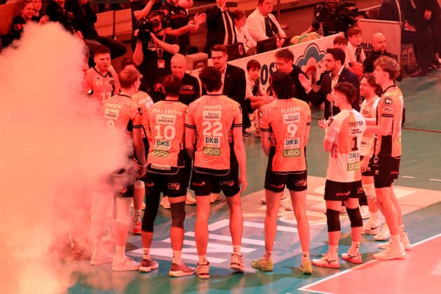 DEU, Champions-League, BR Volleys vs. Sicoma Monini Perugia, 18.02.2026, Max-Schmeling-Halle, Berlin, DEU, Champions-League, BR Volleys vs. Sicoma Monini Perugia, im Bild Trainer Alexandre Leal (BR Volleys), BR Volleys-Spielerkreis,