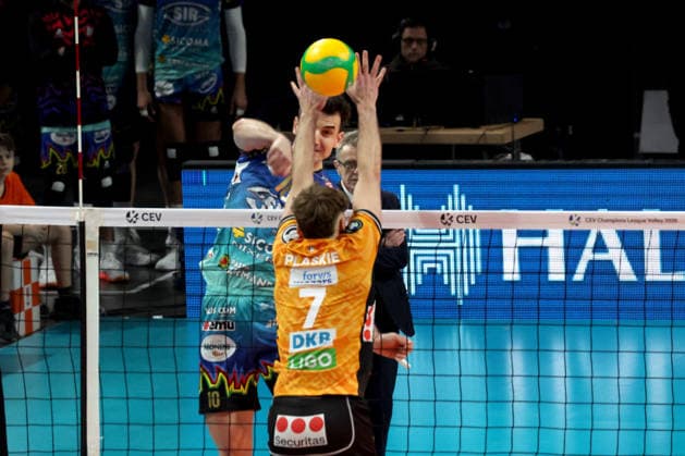 DEU, Champions-League, BR Volleys vs. Sicoma Monini Perugia, 18.02.2026, Max-Schmeling-Halle, Berlin, DEU, Champions-League, BR Volleys vs. Sicoma Monini Perugia, im Bild Simon Plaskie (BR Volleys 7), Wassim Ben Tara (Perugia 10)