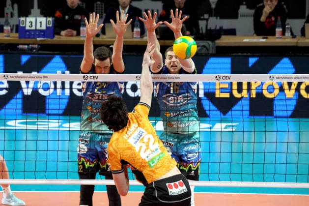 DEU, Champions-League, BR Volleys vs. Sicoma Monini Perugia, 18.02.2026, Max-Schmeling-Halle, Berlin, DEU, Champions-League, BR Volleys vs. Sicoma Monini Perugia, im Bild Jake Hanes (BR Volleys 22), Federico Crosato (Perugia 22) , Kamil Semeniuk (Perugia 16)