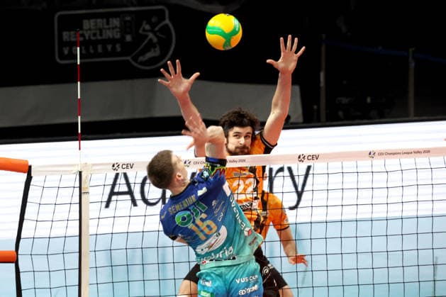 DEU, Champions-League, BR Volleys vs. Sicoma Monini Perugia, 18.02.2026, Max-Schmeling-Halle, Berlin, DEU, Champions-League, BR Volleys vs. Sicoma Monini Perugia, im Bild Jake Hanes (BR Volleys 22), Kamil Semeniuk (Perugia 16)