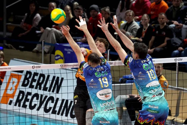 DEU, Champions-League, BR Volleys vs. Sicoma Monini Perugia, 18.02.2026, Max-Schmeling-Halle, Berlin, DEU, Champions-League, BR Volleys vs. Sicoma Monini Perugia, im Bild Simon Plaskie (BR Volleys 7), Roberto Russo (Perugia 19), Wassim Ben Tara (Perugia 10)