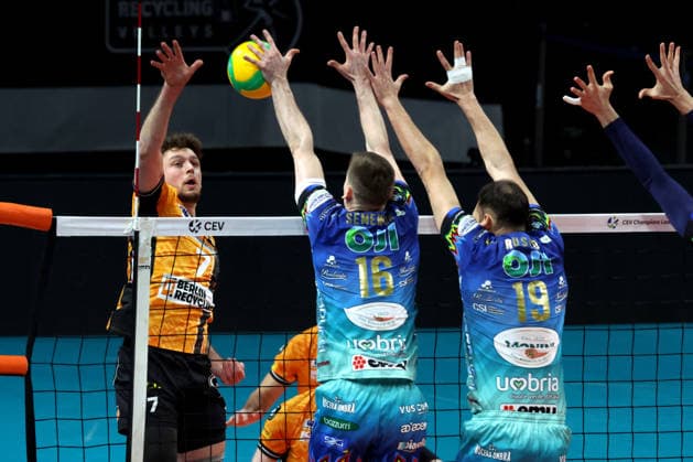 DEU, Champions-League, BR Volleys vs. Sicoma Monini Perugia, 18.02.2026, Max-Schmeling-Halle, Berlin, DEU, Champions-League, BR Volleys vs. Sicoma Monini Perugia, im Bild Simon Plaskie (BR Volleys 7), Kamil Semeniuk (Perugia 16), Roberto Russo (Perugia 19)