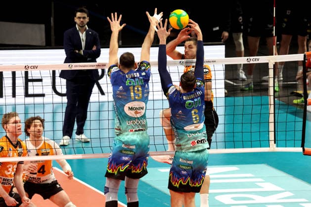 DEU, Champions-League, BR Volleys vs. Sicoma Monini Perugia, 18.02.2026, Max-Schmeling-Halle, Berlin, DEU, Champions-League, BR Volleys vs. Sicoma Monini Perugia, im Bild Moritz Reichert (BR Volleys 15), Roberto Russo (Perugia 19), Simone Giannelli (Perugia 6)