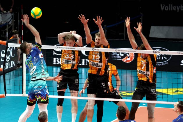 DEU, Champions-League, BR Volleys vs. Sicoma Monini Perugia, 18.02.2026, Max-Schmeling-Halle, Berlin, DEU, Champions-League, BR Volleys vs. Sicoma Monini Perugia, im Bild Fedor Ivanov (BR Volleys 33), Florian Krage-Brewitz (BR Volleys 12), Simon Plaskie (BR Volleys 7), Kamil Semeniuk (Perugia 16)