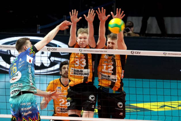 DEU, Champions-League, BR Volleys vs. Sicoma Monini Perugia, 18.02.2026, Max-Schmeling-Halle, Berlin, DEU, Champions-League, BR Volleys vs. Sicoma Monini Perugia, im Bild Jake Hanes (BR Volleys 22), Fedor Ivanov (BR Volleys 33), Florian Krage-Brewitz (BR Volleys 12), Kamil Semeniuk (Perugia 16)