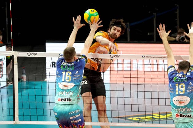 DEU, Champions-League, BR Volleys vs. Sicoma Monini Perugia, 18.02.2026, Max-Schmeling-Halle, Berlin, DEU, Champions-League, BR Volleys vs. Sicoma Monini Perugia, im Bild Jake Hanes (BR Volleys 22), Kamil Semeniuk (Perugia 16)