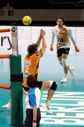 DEU, Champions-League, BR Volleys vs. Sicoma Monini Perugia, 18.02.2026, Max-Schmeling-Halle, Berlin, DEU, Champions-League, BR Volleys vs. Sicoma Monini Perugia, im Bild Matthew Knigge (BR Volleys 2), Kyle Dagostino (BR Volleys 24)