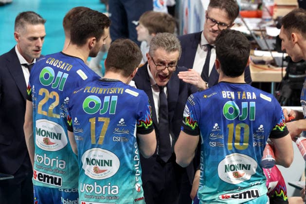 DEU, Champions-League, BR Volleys vs. Sicoma Monini Perugia, 18.02.2026, Max-Schmeling-Halle, Berlin, DEU, Champions-League, BR Volleys vs. Sicoma Monini Perugia, im Bild Cheftrainer Angelo Lorenzetti (Perugia), Perugia-Spielerkreis