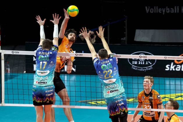 DEU, Champions-League, BR Volleys vs. Sicoma Monini Perugia, 18.02.2026, Max-Schmeling-Halle, Berlin, DEU, Champions-League, BR Volleys vs. Sicoma Monini Perugia, im Bild Jake Hanes (BR Volleys 22), Oleh Plotnytskyi (Perugia 17), Federico Crosato (Perugia 22)