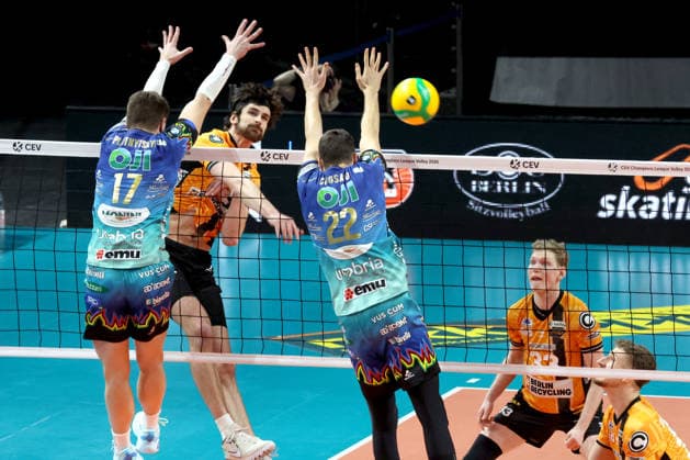 DEU, Champions-League, BR Volleys vs. Sicoma Monini Perugia, 18.02.2026, Max-Schmeling-Halle, Berlin, DEU, Champions-League, BR Volleys vs. Sicoma Monini Perugia, im Bild Jake Hanes (BR Volleys 22), Oleh Plotnytskyi (Perugia 17), Federico Crosato (Perugia 22)