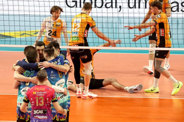 DEU, Champions-League, BR Volleys vs. Sicoma Monini Perugia, 18.02.2026, Max-Schmeling-Halle, Berlin, DEU, Champions-League, BR Volleys vs. Sicoma Monini Perugia, im Bild BR Volleys-Spielerkreis, Perugia-Spielerkreis