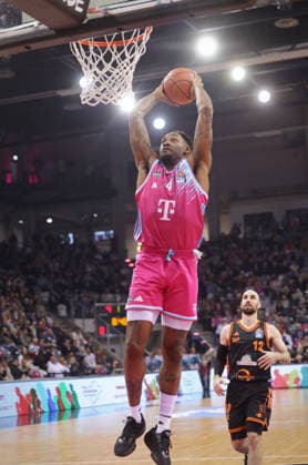 Dunking: Jeff Garrett Telekom Baskets Bonn vs. Rasta Vechta 21. Speiltag - Saison 2025 26