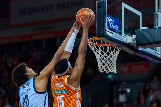 Joel Harms (EWE Baskets Oldenburg, 20) kann Justin Simon (ratiopharm ulm, 15) nicht stoppen GER, ratiopharm ulm vs. EWE Baskets Oldenburg, Basketball, 19. Spieltag, EasyCredit BBL, Spielzeit 2025 2026, 18.02.2026 GER, ratiopharm ulm vs. EWE Baskets Oldenburg, Basketball, 19. Spieltag, EasyCredit BBL, Spielzeit 2025 2026, 18.02.2026 Neu-Ulm Copyright: xEibner-Pressefoto GeraldxOelze-dexStoppanyx EP_ODS