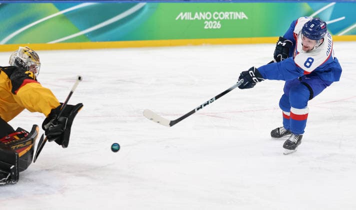 (260218) -- MILAN, Feb. 18, 2026 -- Oliver Okuliar (R) of Slovakia scores during the Ice hockey, Eishockey men s play-offs quarterfinal between the Slovakia and Germany at the Milan-Cortina 2026 Olympic Winter games, Winterspiele,Spiele, Summer games in Milan, Italy, Feb. 18, 2026. ) (MICO2026)ITALY-MILAN-OLYMPIC WINTER GAMES-ICE HOCKEY-MEN-PLAY-OFFS QUARTERFINALS-SVK VS GER WangxKaiyan 