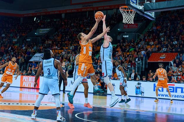 Chris Clemons (EWE Baskets Oldenburg, 03), Christopher Ledlum (ratiopharm ulm, 04), Alec Anigbata (ratiopharm ulm, 21), Korbleger GER, ratiopharm ulm vs. EWE Baskets Oldenburg, Basketball, 19. Spieltag, EasyCredit BBL, Spielzeit 2025 2026, 18.02.2026 GER, ratiopharm ulm vs. EWE Baskets Oldenburg, Basketball, 19. Spieltag, EasyCredit BBL, Spielzeit 2025 2026, 18.02.2026 Neu-Ulm Copyright: xEibner-Pressefoto GeraldxOelze-dexStoppanyx EP_ODS