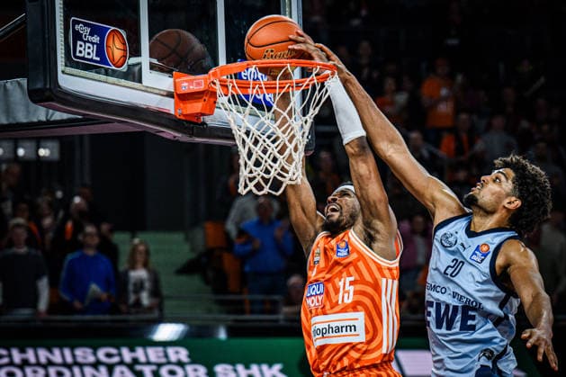 Neu Ulm, Deutschland, 18.02.26: Justin Simon (ratiopharm ulm) und Joel Harms (EWE Baskets Oldenburg) im Zweikampf waehrend des Basketball Bundesliga Spiels zwischen ratiopharm ulm vs EWE Baskets Oldenburg in der ratiopharm Arena am 18. Februar 2026 in Neu Ulm, Deutschland. (Foto von Harry Langer DeFodi Images) ratiopharm Arena, Germany, 18.02.26: Justin Simon (ratiopharm ulm) und Joel Harms (EWE Baskets Oldenburg) battle for the ball during the Basketball Bundesliga match between ratiopharm ulm vs EWE Baskets Oldenburg at Neu Ulm on February 18, 2026 in ratiopharm Arena, Germany. (Photo by Harry Langer DeFodi Images) (Photo by Harry Langer DeFodi Images) -