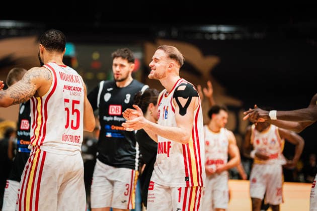 Easycredit BBL: Basketball Braunschweig Löwen - Fitness First Würzburger Baskets, 18.02.26 Fitness First Würzburger Baskets feiert den Sieg und (hier Lukas Herzog (Würzburg Baskets, 1)); Easycredit BBL: Basketball Braunschweig Löwen vs. Fitness First Würzburger Baskets am 18.02.2026 in der Volkswagen Halle, Braunschweig Copyright: xBEAUTIFULxSPORTS Tonhäuserx