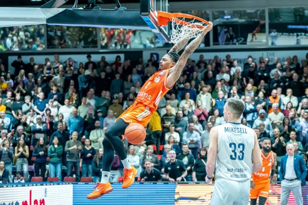 Chemnitz, Deutschland 18. Februar 2026: 1.BBL - 2025 2026 - Niners Chemnitz vs. MLP Academics Heidelberg Im Bild: Nike Sibande (99) 1.v.li. mit einem Dunking am Korb Copyright: xFotostandx xNachtigallx