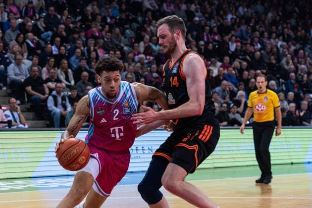 Szene mit Alijah Comithier (2; Telekom Baskets Bonn) und Philipp Herkenhoff (14; Rasta Vechta) in Aktion im Spiel zwischen Telekom Baskets Bonn und RASTA Vechta am 21. Spieltag der EasyCredit BBL in Bonn. Spielaktion mit Alijah Comithier (2; Telekom Baskets Bonn) und Philipp Herkenhoff (14; Rasta Vechta)