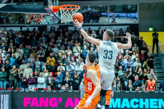 Chemnitz, Deutschland 18. Februar 2026: 1.BBL - 2025 2026 - Niners Chemnitz vs. MLP Academics Heidelberg Im Bild: v. li. im Zweikampf Yordan Minchev (99) und Ryan Mikesell (MLP) mit einem Rebound Copyright: xFotostandx xNachtigallx
