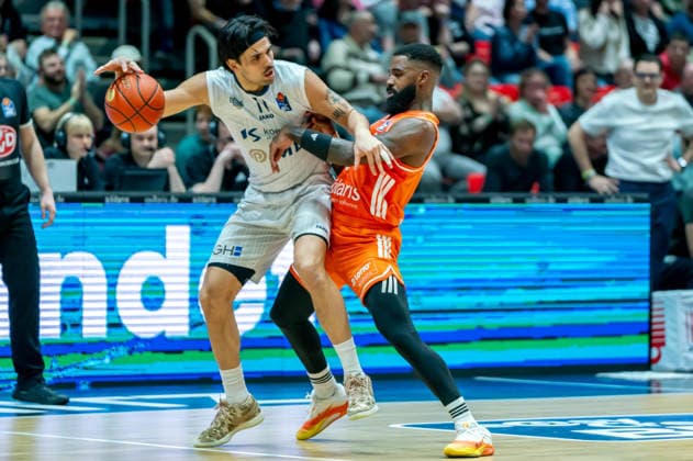 Chemnitz, Deutschland 18. Februar 2026: 1.BBL - 2025 2026 - Niners Chemnitz vs. MLP Academics Heidelberg Im Bild: v. li. im Zweikampf Erol Ersek (MLP) und Corey Davis (99) Copyright: xFotostandx xNachtigallx