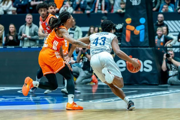 Chemnitz, Deutschland 18. Februar 2026: 1.BBL - 2025 2026 - Niners Chemnitz vs. MLP Academics Heidelberg Im Bild: v. li. im Zweikampf Nike Sibande (99) und Eric Reed II (MLP) Copyright: xFotostandx xNachtigallx